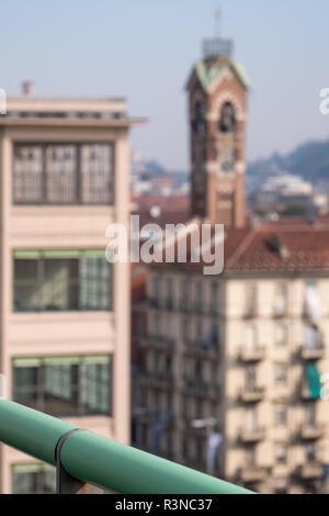 Vue depuis l'ancienne usine Fiat à Turin en Italie, construit en 1920, rénové par l'architecte Renzo Piano. Sur le toit la piste d'essai d'origine existe toujours. Banque D'Images