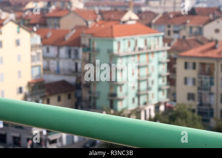 Vue depuis l'ancienne usine Fiat à Turin en Italie, construit en 1920, rénové par l'architecte Renzo Piano. Sur le toit la piste d'essai d'origine existe toujours. Banque D'Images