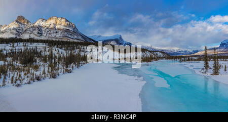 Vue panoramique de l'hiver le long de la rivière Saskatchewan Nord, dans le parc national Banff, Alberta, Canada Banque D'Images