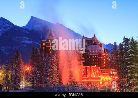 Au début de l'hiver matin vue du Fairmont Banff Springs Hotel proche de la ville de Banff, Rocheuses canadiennes, l'Alberta, Canada Banque D'Images