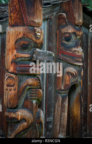 Le Canada, la Colombie-Britannique, Hazelton. Totems dans la Ksan Historical Village. Banque D'Images