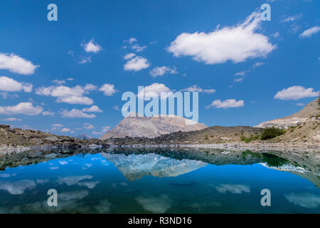 Le Canada, la Colombie-Britannique, l'East Kootenay Montagnes. Les reflets dans le lac. Banque D'Images