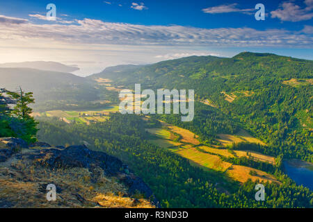 Le Canada, la Colombie-Britannique, l'île de Saltspring. Vue d'une terre agricole du Mont Maxwell sommet. Banque D'Images