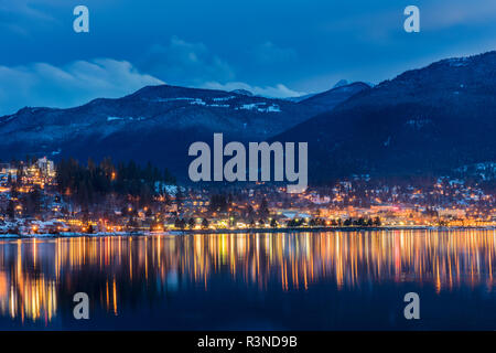 Les lumières de la ville reflètent dans le lac Kootenay à Nelson, Colombie-Britannique, Canada Banque D'Images