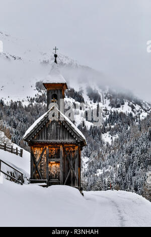 L'Europe, Autriche, Kals am Grossglockner. Petite chapelle en bordure de route de montagne dans l'ombre de la montagne Grossglockner dans les Alpes orientales Banque D'Images