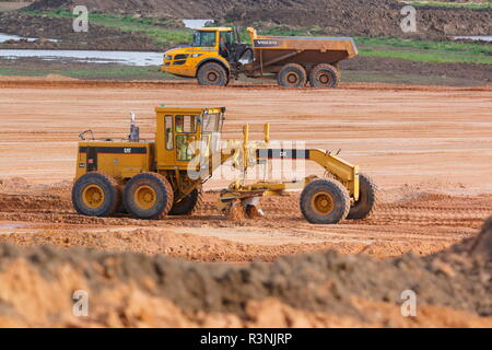 Une niveleuse Caterpillar maintenant la voies d'exploitation sur la construction d'IPORT à Rossington, Doncaster, South Yorkshire Banque D'Images