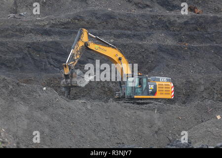 Une chenille 349E utilisé pour le chargement de camions sur le site de recyclage de charbon, Recycoal à Rossington Doncaster,qui a été démoli. Banque D'Images