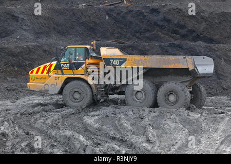 Un Tombereau articulé Caterpillar 740 travaillant sur place dans Recycoal usine de recyclage du charbon dans la région de Rossington Doncaster,qui a été démoli. Banque D'Images