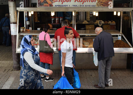 Athènes, Grèce - Octobre 2, 2018 : la rue du marché et clients au kiosque vendant des fruits séchés et des noix. Banque D'Images