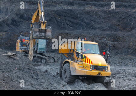 Une chenille 349E chargement de camions à benne sur le Recycoal,usine de recyclage de charbon à Rossington,Doncaster. qui a été démoli. Banque D'Images