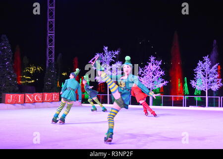 Orlando, Floride. 17 novembre, 2018. Spectacle sur Glace Patinage de Noël avec les elfes sur International Drive Area. Banque D'Images