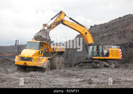 Une chenille 349E chargement de camions à benne sur le Recycoal,usine de recyclage de charbon à Rossington,Doncaster. qui a été démoli. Banque D'Images