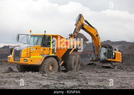 Une chenille 349E chargement de camions à benne sur le Recycoal,usine de recyclage de charbon à Rossington,Doncaster. qui a été démoli. Banque D'Images