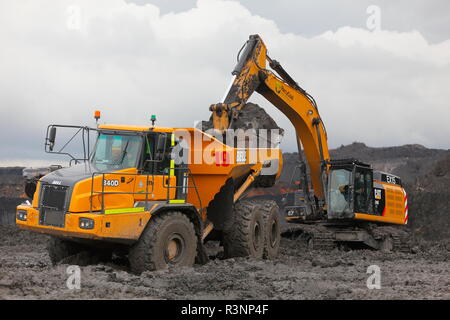 Une chenille 349E chargement de camions à benne sur le Recycoal,usine de recyclage de charbon à Rossington,Doncaster. qui a été démoli. Banque D'Images