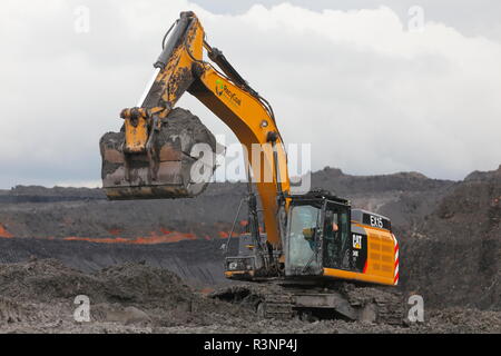 Une chenille 349E utilisé pour le chargement de camions sur le site de recyclage de charbon, Recycoal à Rossington Doncaster,qui a été démoli. Banque D'Images