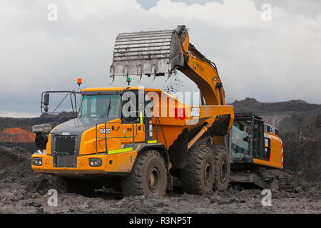 Une chenille 349E chargement de camions à benne sur le Recycoal,usine de recyclage de charbon à Rossington,Doncaster. qui a été démoli. Banque D'Images