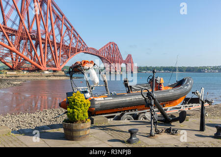 La vie en bateau près de l'avant pont de chemin de fer à North Queensferry, Ecosse Banque D'Images