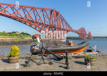 La vie en bateau près de l'avant pont de chemin de fer à North Queensferry, Ecosse Banque D'Images