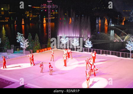 Orlando, Floride. 19 novembre, 2018. Fin de spectacle de Noël sur glace sur fond coloré avec les vacances d'arbres au bord du lac dans International Drive sont Banque D'Images