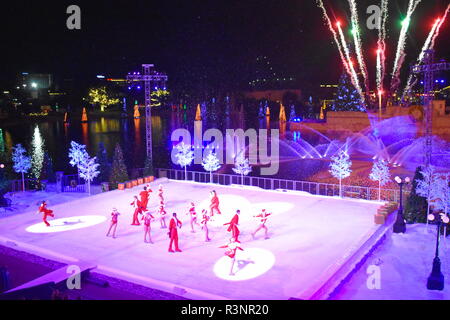 Orlando, Floride. 19 novembre, 2018. Patinage de groupe artiste à Noël spectacle sur glace sur fond coloré à l'aide de Fireworks dans International Drive Area. Banque D'Images