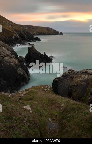 Ogo Dour Cove, sur la côte de Cornouailles Lézard Banque D'Images