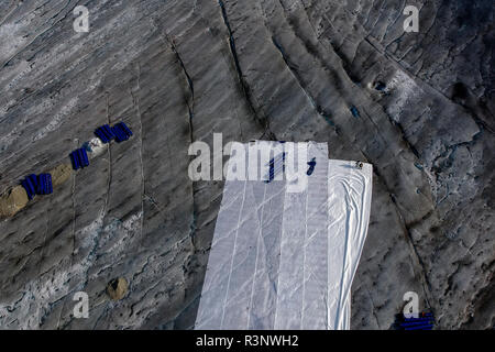 Climat | Albedo | Rhône : d'énormes couvertures en polaire couvrent des parties du glacier du Rhône en Suisse pour tenter de bloquer l'inévitable fonte de la neige et de la glace. Après un hiver avec des quantités record de neige, la plupart de cette photo a disparu lorsque cette photo a été prise le 14 juillet 2018, exposant la glace plus sombre. Alors que la neige est un brillant réflecteur de l'énergie du soleil, la glace plus sombre absorbe l'énergie, accélérant ainsi la fonte du glacier. La couleur et l'obscurité de la glace du glacier varient partout dans le monde, selon l'accumulation de pollution, l'âge de la glace, les particules captées par la glace et par le micro Banque D'Images