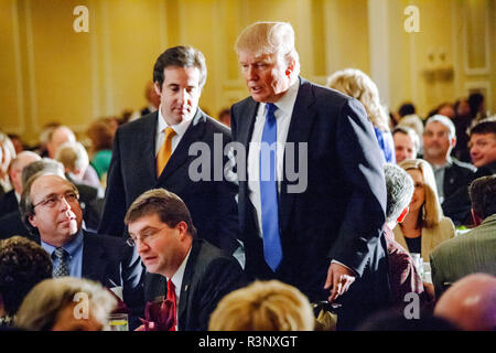 L'ancien avocat et fixateur de Trump, Michael Cohen, et Donald Trump sont de retour lorsqu'ils étaient des amis. Donald J. Trump, vrai Estater et animateur de télévision, flirte avec l'idée de se représenter à la présidence lors des élections de 2012. L'une des nombreuses visites importantes qu'il a faites a été à la Chambre de commerce de Nashua au New Hampshire. Banque D'Images