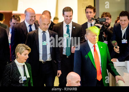 L'ancien conseiller économique de Donald Trump, Gary Cohn (à gauche) et l'ancien assistant personnel de la Maison-Blanche John McEntee (au centre) suivent derrière le président américain Donald Trump dans les escaliers du Forum économique mondial - WEF à Davos en janvier 2018, alors qu'ils avaient tous deux encore des emplois dans l'administration Trump. Banque D'Images