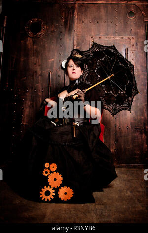 Jeune femme en robe noire steampunk Banque D'Images