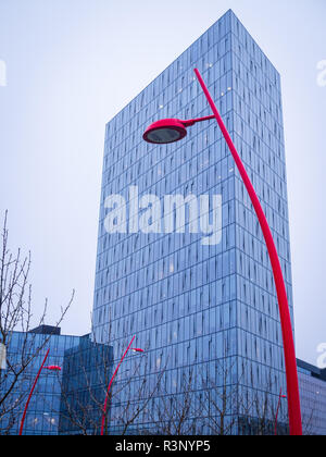 REYKJAVIK, ISLANDE-Octobre 24, 2018 : Rouge lampe de rue sur Hofdatorg Tower 1 contexte Banque D'Images