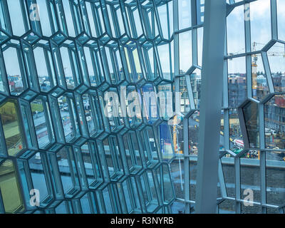 REYKJAVIK, ISLANDE-Octobre 24, 2018 : vue de l'intérieur de l'abrégé de l'Harpa concert hall (centre de conférences) Banque D'Images