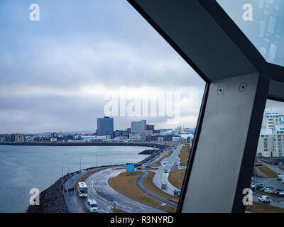 REYKJAVIK, ISLANDE-Octobre 24, 2018 : vue sur le centre-ville à travers les fenêtres de l'Harpa concert hall (centre de conférences) Banque D'Images