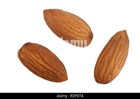 Amandes isolé sur fond blanc sans une ombre de près. Vue d'en haut Banque D'Images