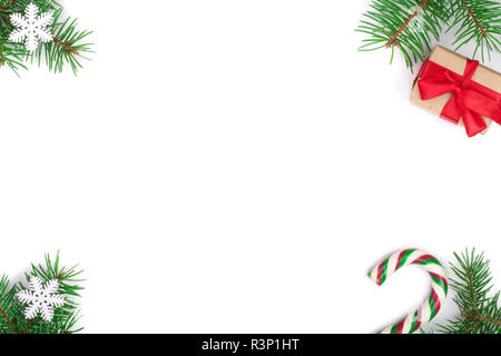 Cadre de Noël de sapin branche avec des cannes de bonbon et la neige isolé sur fond blanc avec l'exemplaire de l'espace pour votre texte Banque D'Images