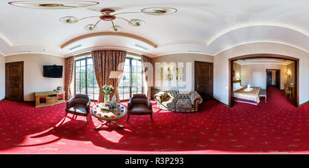 Vue panoramique à 360° de BREST, Biélorussie - 27 avril 2014 : l'intérieur appartement loft moderne, mariage, salon avec tapis rouge, hall, 360 en plein panorama équirectangulaire sphe