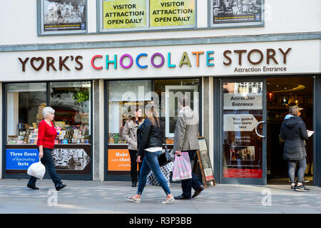 Les gens en passant devant l'histoire de New York Chocolat (musée interactif) l'attraction que les visiteurs passent par l'entrée - York, North Yorkshire, Angleterre, Royaume-Uni. Banque D'Images