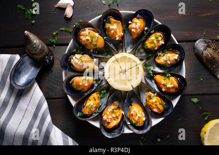 Les moules cuites. Les moules cuites à la vapeur dans une sauce au vin blanc avec le persil et l'ail. De savoureux fruits de mer espagnol recette. Vue d'en haut Banque D'Images