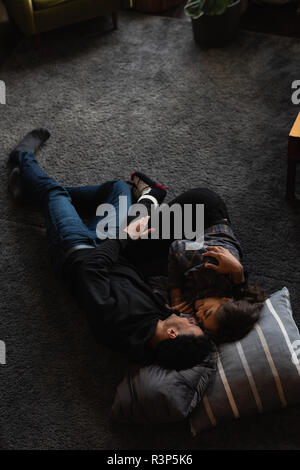 Couple sur le plancher à la maison Banque D'Images