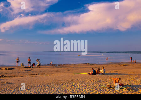 Canada, Manitoba, Winnipeg. Les gens sur une plage de sable fin, le lac Winnipeg. Banque D'Images