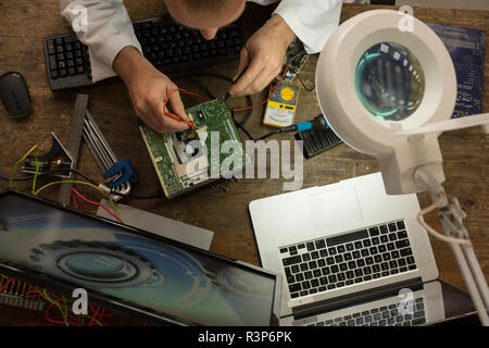 Ingénieur en robotique de l'assemblage de circuit imprimé à 24 Banque D'Images