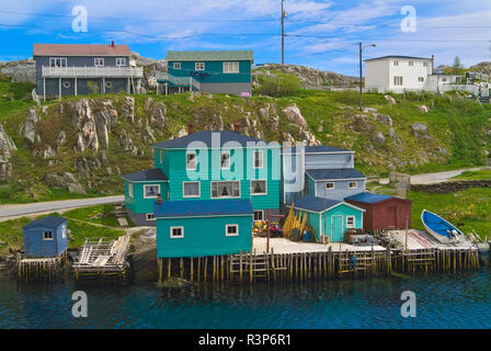 Le Canada, Terre-Neuve, Rose Blanche. Maisons colorées et de bateaux dans village côtier. Banque D'Images