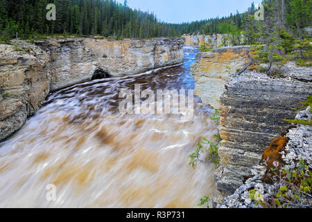 Le Canada, les Territoires du Nord-Ouest. Trout River et Samdaa. Chutes Deh Banque D'Images