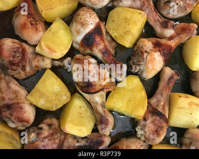 Poulet frit et les pommes de terre sur la plaque de cuisson Banque D'Images