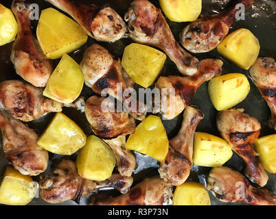 Poulet frit et les pommes de terre sur la plaque de cuisson Banque D'Images