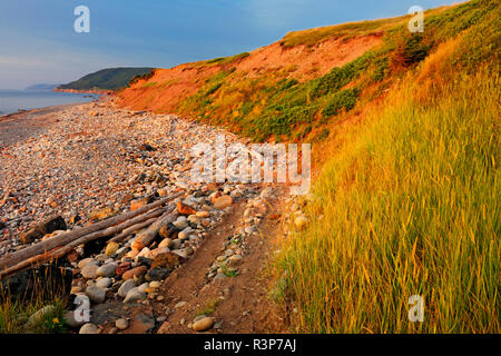 Canada, Nova Scotia, Pleasant Bay. Red cliffs at sunset on Cabot Trail. Banque D'Images