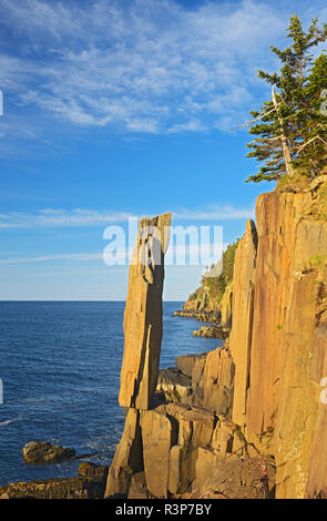 Le Canada, la Nouvelle-Écosse, Long Island. Rock d'équilibrage sur la Baie Sainte Marie. Banque D'Images