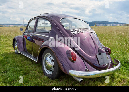 Houtaud/Bourgogne/France/Juin 2018 : Volkswagen violet brillant Parcs Beatle au Rallye automobile Oldtimer Banque D'Images