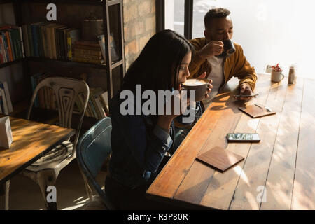 Couple having coffee in cafe Banque D'Images