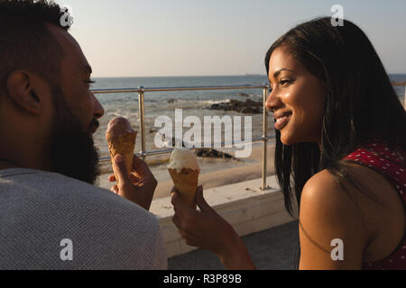 Couple having ice cream à la promenade Banque D'Images