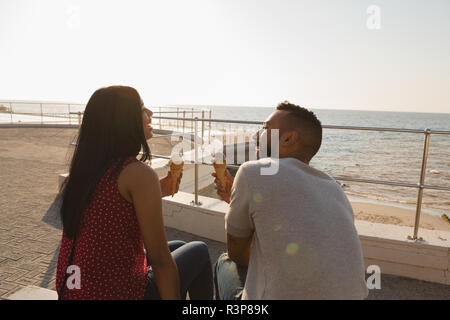 Couple having ice cream à la promenade Banque D'Images